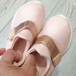 (17-3619)    Cat & Jack Shoes Sz 6